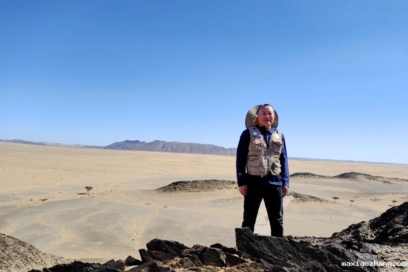 陕西地矿区研院地质队员转战沙特南部阿西尔省持续推进野外地质填图项目